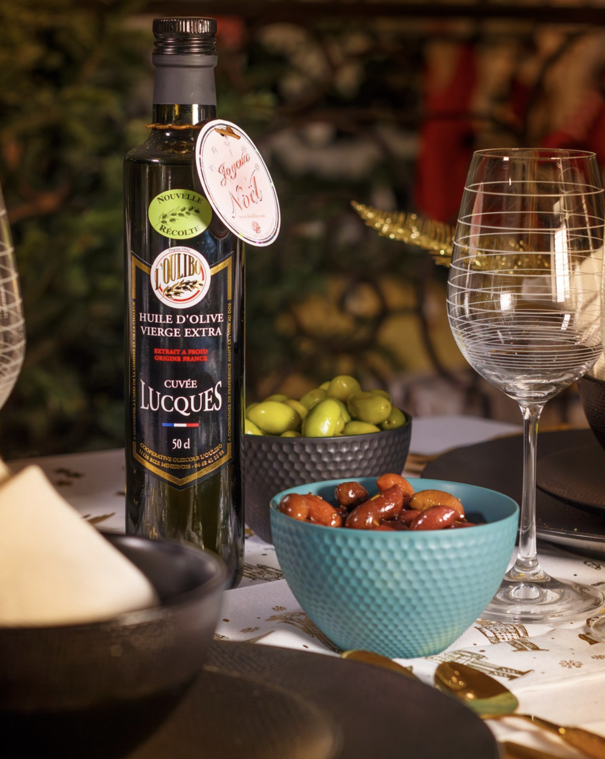 르올리보 올리브 오일 병과 그린 올리브